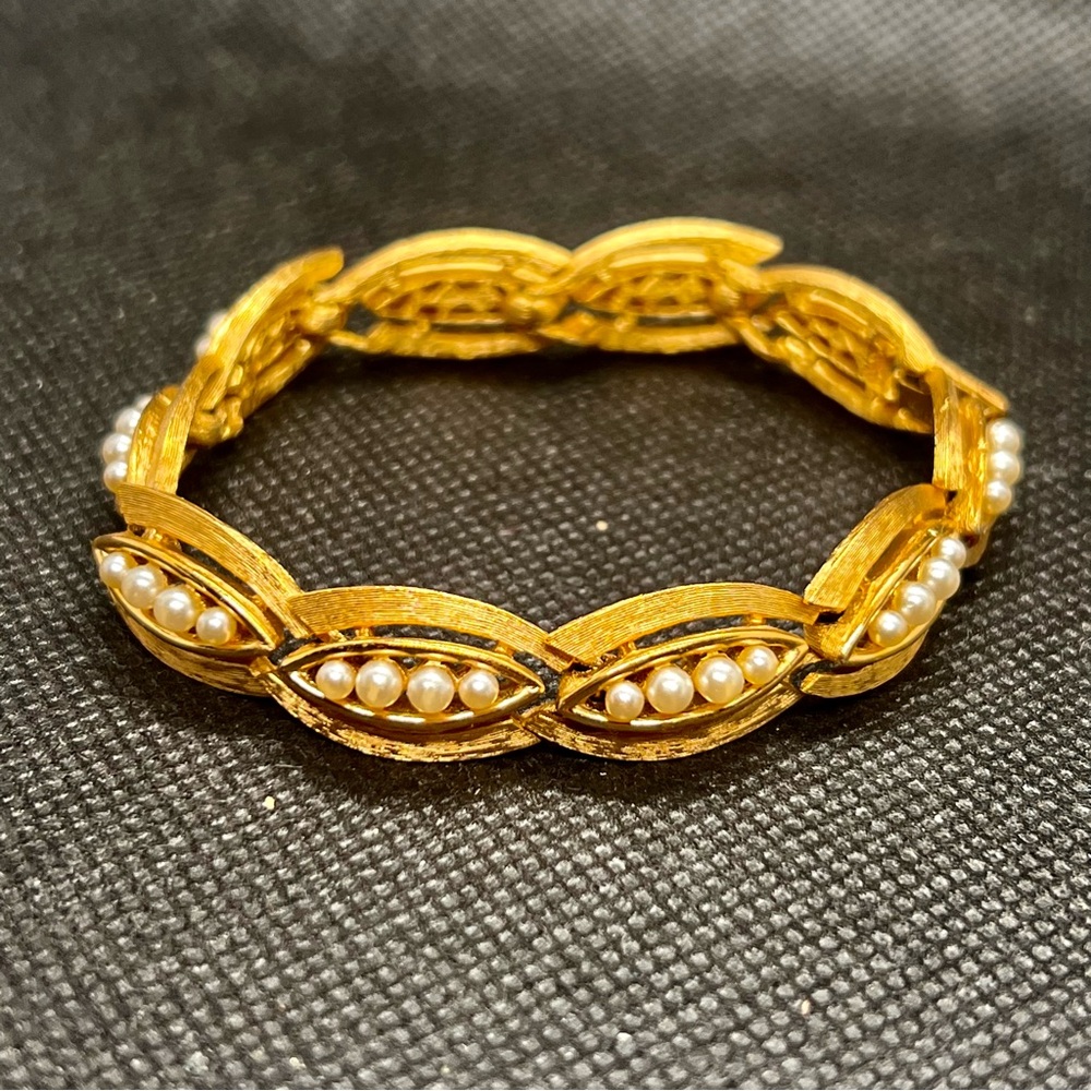 Lovely Vintage Crown Trifari Gold Tone Faux Pearls Bracelet Jewelry Signed 7"